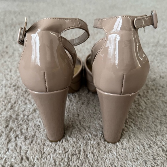 Chinese Laundry | Nude Patent Platform Heels 7.5 - Picture 3 of 5